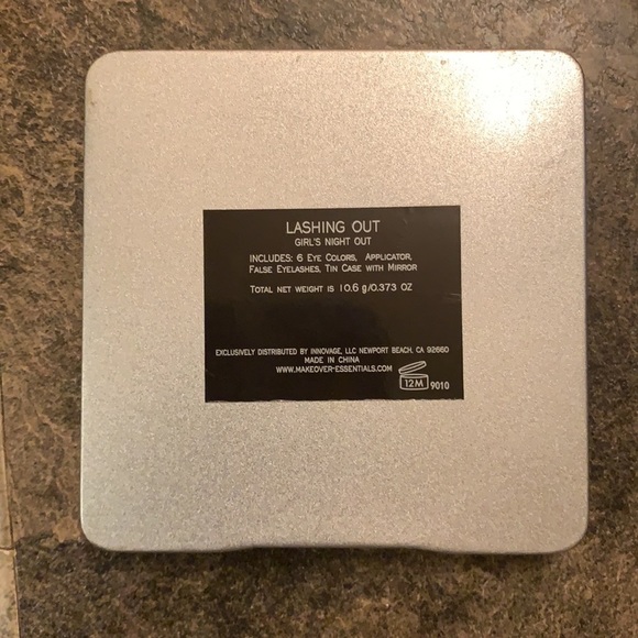 Lashing Out Girls Night Out eyeshadow palette - Picture 2 of 3